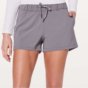 Lululemon On The Fly Short Woven 2.5" size: 2